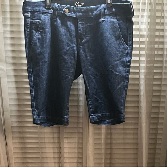 OLD NAVY The Diva Women’s Denim Jean Shorts. Sz 14. - Picture 1 of 5